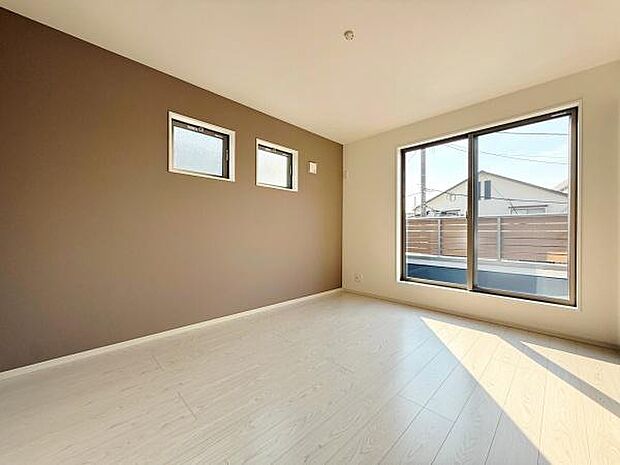 大きな窓からたっぷりと光が差し込む洋室です。アクセントクロスが上品な印象を与えます。明るくすっきりとした空間で家具も配置しやすいです。角部屋なので換気も良好です。