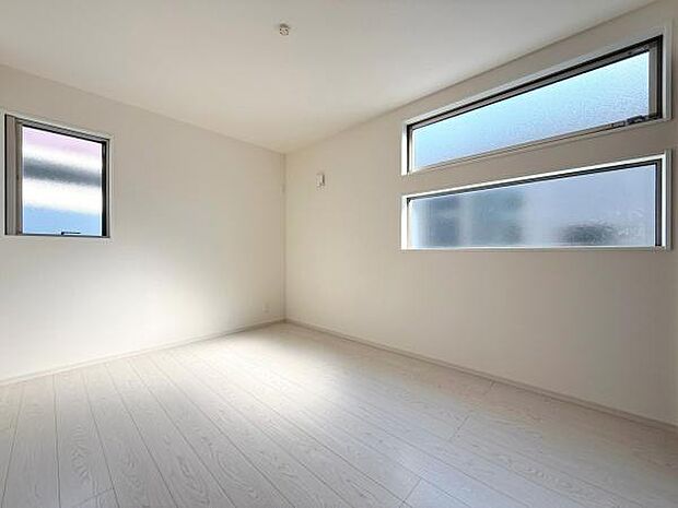 シンプルかつ明るい内装が特徴の洋室です。二箇所の窓から自然光がしっかりと入ります。床材の色合いが部屋全体をすっきりと見せています。壁や天井も白を基調としており空間が広く感じられます。