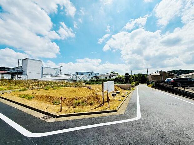 角地に位置しているため開放感があります。周辺は落ち着いた雰囲気で幅広い用途に対応できそうです。全体の区画も見渡しやすい現地写真です。