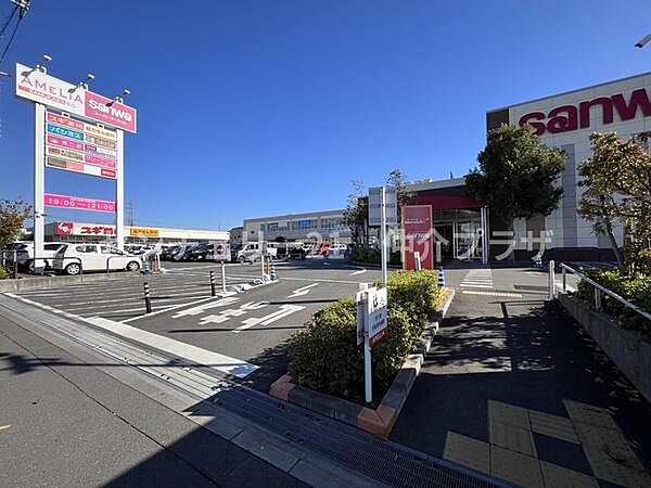 商業施設が複数集まる便利なエリアです。広い駐車場が用意されており車でのアクセスが可能です。看板も見やすく目印になりやすいのが特徴です。道路や歩道も整備されていて利用しやすい環境です。