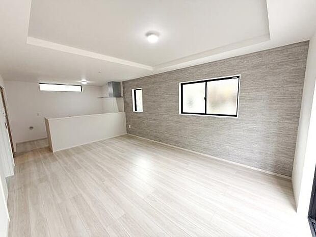 リビングは広々としたスペースが印象的です。落ち着いた色合いのフローリングが空間を明るく見せています。大きな窓からは外光がたっぷりと差し込みます。