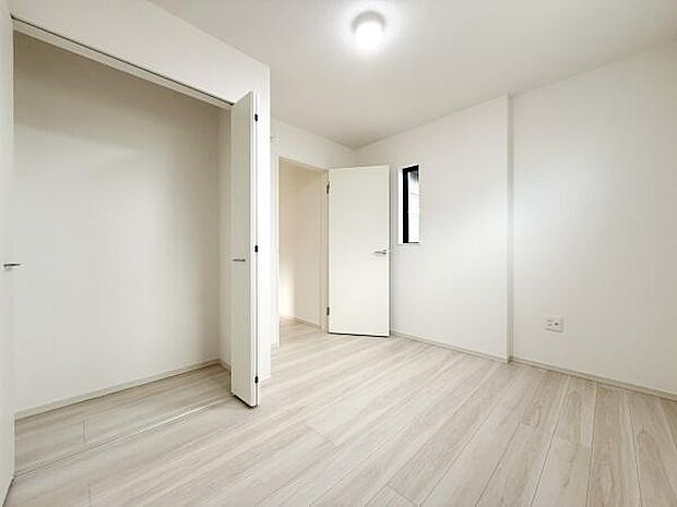 クローゼットが備わっているため収納スペースが充実しています。室内は明るい色調で統一されておりすっきりとした印象です。床材もナチュラルな色合いで全体的に開放感があります。