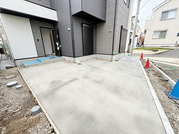 住まいの目の前に設けられた駐車場はアクセスしやすい配置となっています。コンクリート仕上げで車の出し入れもスムーズに行えます。幅広いスペースが確保されており日々の利用に便利です。