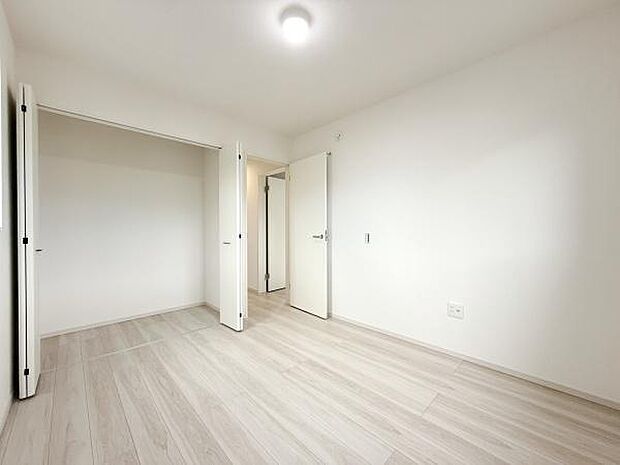 清潔感のあるデザインで明るい雰囲気が広がります。収納スペースも備わっており室内がすっきり使えます。シンプルな内装なのでお好みに合わせたアレンジが楽しめます。採光がしっかり取れる洋室です。