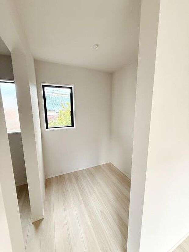 明るいカラーのフローリングが印象的なお部屋です。2面に窓があり風通しも期待できます。すっきりとした内装が特徴的です。柔らかな光が差し込みシンプルな空間が広がっています。