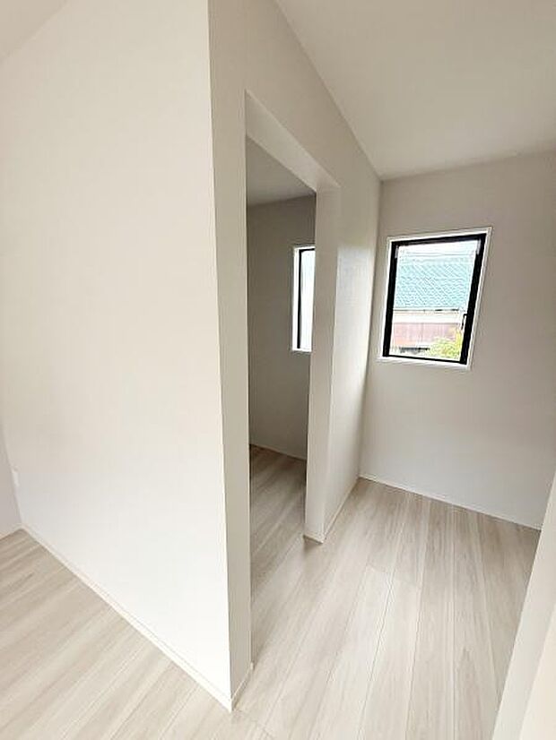 白を基調とした壁と明るいフローリングが特徴の内装です。大きな窓から自然光が差し込み室内を明るく保ちます。シンプルな空間がインテリアアレンジの幅を広げてくれます。独立したスペースは使いやすさが魅力です。