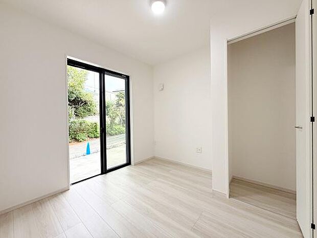 洋室はナチュラルなフローリングが印象的でやわらかな雰囲気です。大きな窓から明るい光が差し込み室内に開放感をもたらします。クローゼットスペースも確保されており利便性の高いお部屋です。