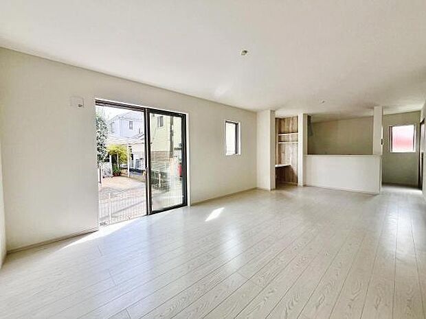 窓から自然光が差し込む明るく開放的なリビングです。広々とした空間で使い勝手も良好です。シンプルな内装がさまざまなインテリアに合わせやすい仕様です。キッチンと一体感のある設計が魅力的です。