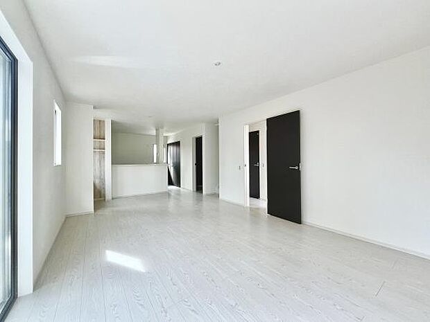 開放感のある広々としたリビングです。ホワイトを基調とした床と壁が室内を明るく見せています。ゆとりのある空間設計でさまざまなレイアウトが楽しめます。ナチュラルな雰囲気も魅力的です。