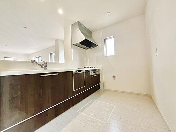 明るく開放感のあるキッチンです。スタイリッシュな換気フードが設置されています。シンクとコンロが使いやすく配置されています。窓もあり通風や採光にも配慮が感じられます。