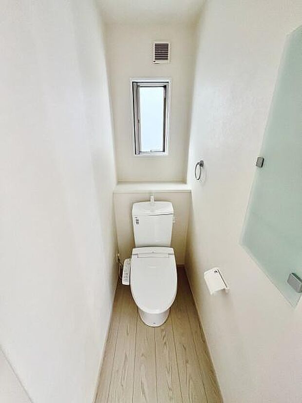 白を基調とした清潔感のあるトイレです。窓付きで換気もしやすく明るい空間となっています。手洗い付きで機能性も兼ね備えています。ペーパーホルダーやタオルリングも設置され使い勝手に配慮されています。