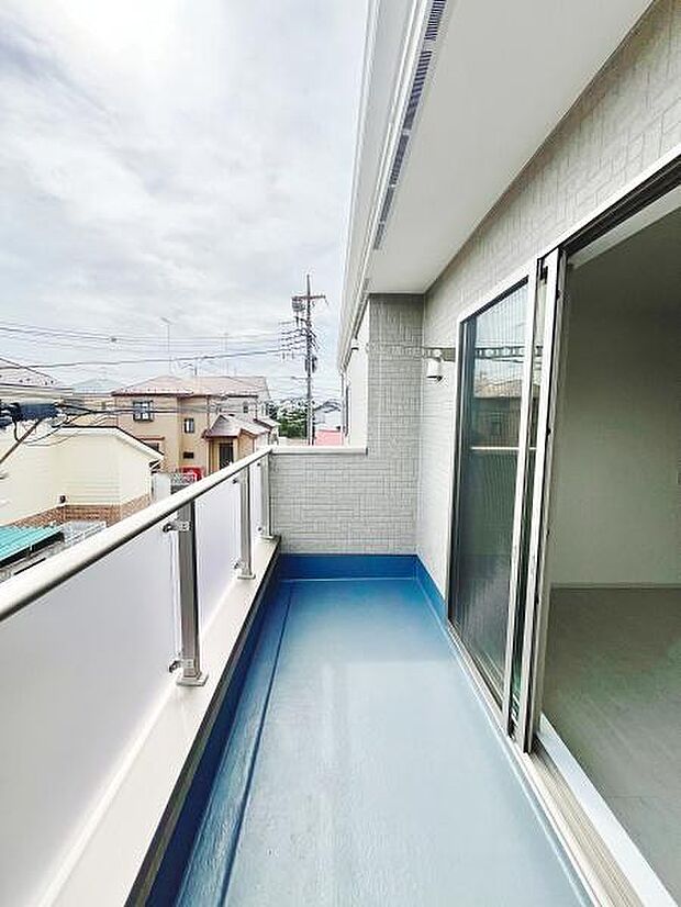 開放感のあるバルコニーが魅力的です。ゆとりあるスペースが広がります。スタイリッシュな外観デザインが印象的です。隣接する窓から光が差し込み明るい雰囲気を演出します。