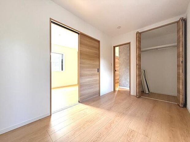 木目調のドアが印象的な収納スペースです。十分な広さがありシンプルな造りで様々な用途に対応できます。クローゼット内は無駄のない空間設計がされています。開口部も広くお手入れしやすい収納です。