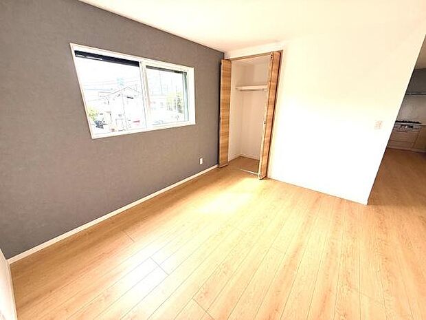 大きめのクローゼットがあり衣類や生活用品をしっかり収納できます。室内は明るい色調でナチュラルな木目のフローリングが調和しています。扉付きの収納スペースが空間をすっきりと保ちます。