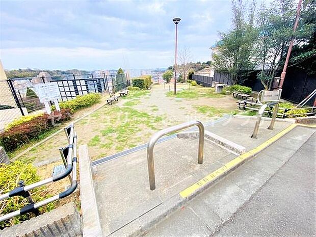 石名坂第二公園まで1297m、石名坂第二公園は藤沢市にある住宅街のスタンダードな公園です。公園の設備には水飲み・手洗いがあります。