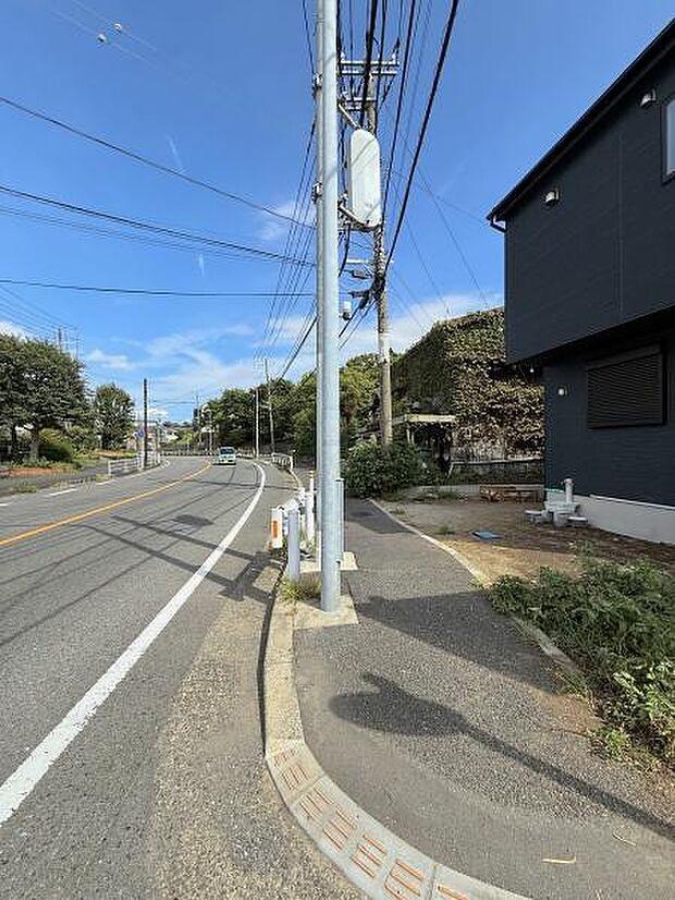 前面道路が広々としており車の通行や歩行も安心です。周囲には緑も多く落ち着いた住環境が感じられます。建物の外観もモダンですっきりとした印象です。道路沿いは舗装も整っていますので日々の移動にも便利です。