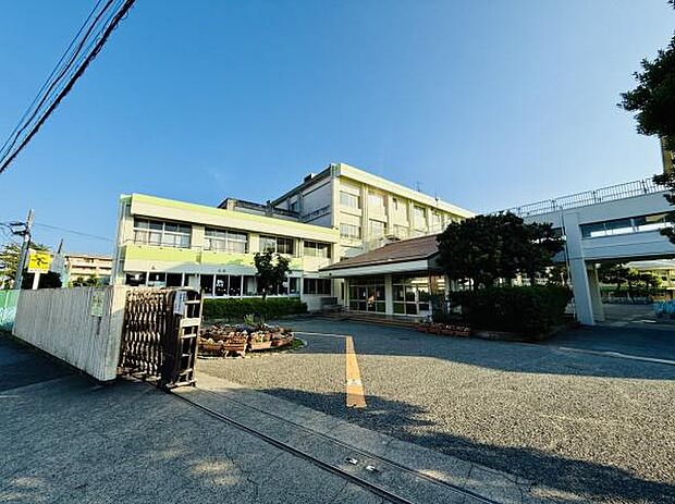 鵠沼小学校まで889m