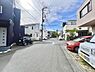 その他：周辺は住宅が立ち並び明るい雰囲気の通りです。道幅がしっかりと確保されており車の出入りもスムーズです。前面道路が整備され車の通行にも安心感があります。整った街並みが感じられる一枚です。