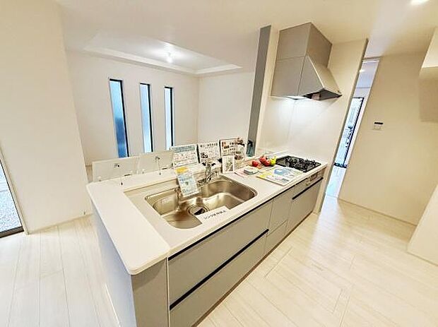 ゆとりのある広々としたキッチンです。明るい空間が清潔感を演出しています。収納力も十分確保されている印象です。使い勝手の良いカウンターが備わっています。窓からの採光も期待できます。