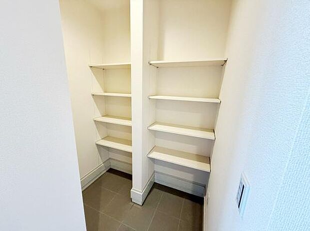 奥行きのある収納スペースで使い勝手の良い可動棚が設けられています。室内全体が明るい印象ですっきりとしたデザインです。床はお手入れのしやすい素材となっています。