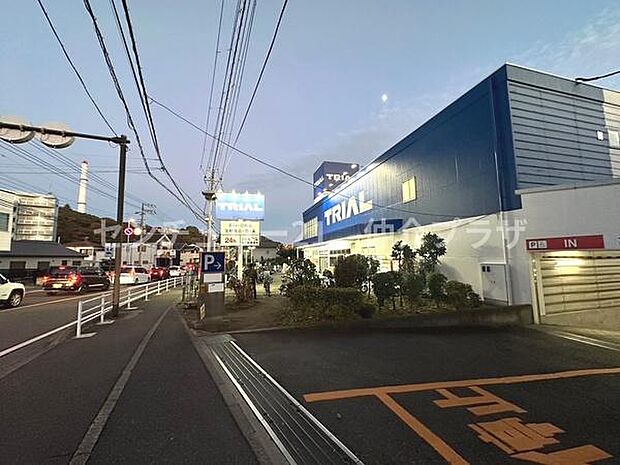 トライアル藤沢羽鳥店まで719m、夜遅くに食材などを購入するのに非常に助かる24時間営業のスーパー