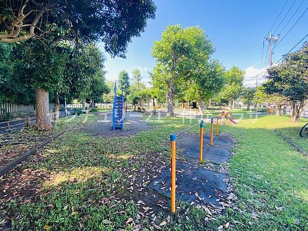 烏森公園まで1047m、皇大神宮の近くにある広い公園。コンクリートで造られた鉛筆やマンホールに迷路みたいなものがあります。綺麗な花壇もあります。