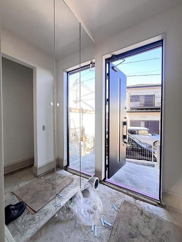 玄関には大き鏡面収納が備わっています。身だしなみの確認もばっちりです。