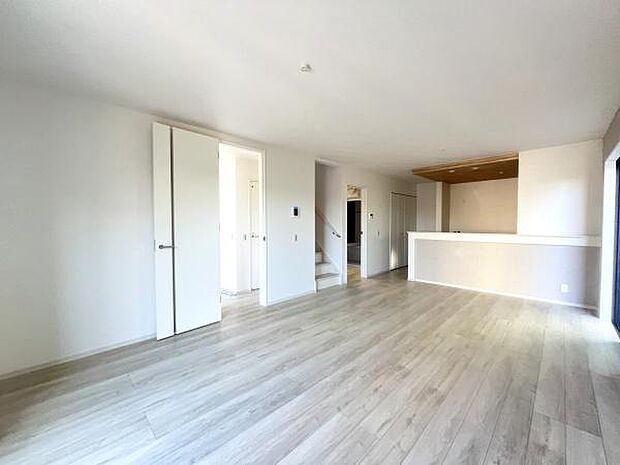 18畳の空間がが広がるリビングです。大きな窓からたっぷりと光が差し込みます。オープンな空間設計で開放感が感じられます。キッチンとの一体感が魅力的なリビングです。