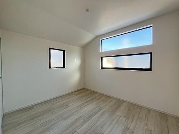 シンプルな内装が印象的な洋室です。窓から光が差し込み明るい空間が広がります。フローリングは清潔感があり使いやすいデザインです。天井が高く開放感のあるお部屋です。