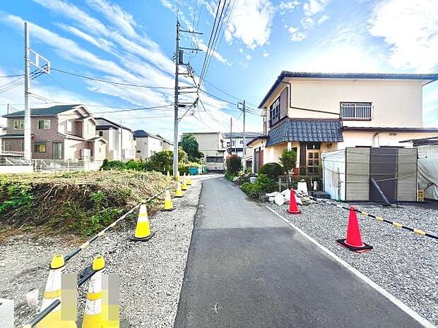 現地周辺は落ち着いた雰囲気が広がる道沿いです。前面道路がすっきりと整備されています。周囲の住宅もきれいに並んでおり明るさを感じます。道路幅も確保されており見通しが良いのが特徴です。