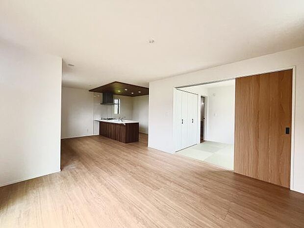 明るく開放感のある空間が広がっています。シンプルな内装はどんなインテリアにも合わせやすいです。リビングとキッチンの配置がバランス良く使いやすいレイアウトです。木目調の床が温かみを演出しています。