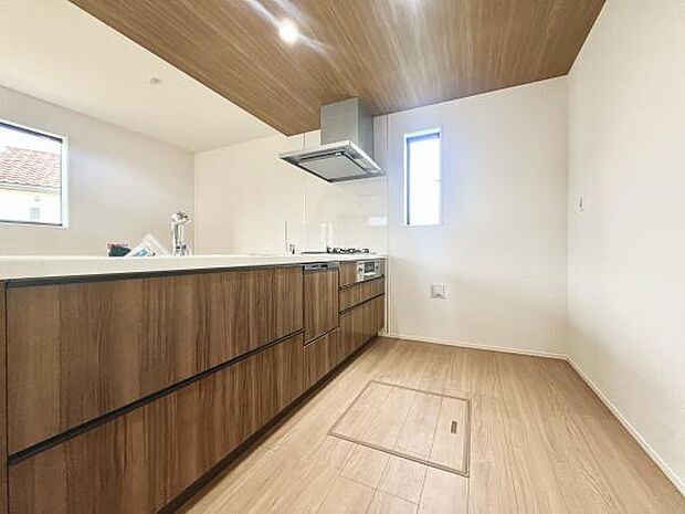 木目調のデザインが落ち着いた印象を与えます。天井や床の色合いと調和しており統一感があります。2面に窓があり明るさを確保しています。収納スペースが豊富なので整理も簡単です。