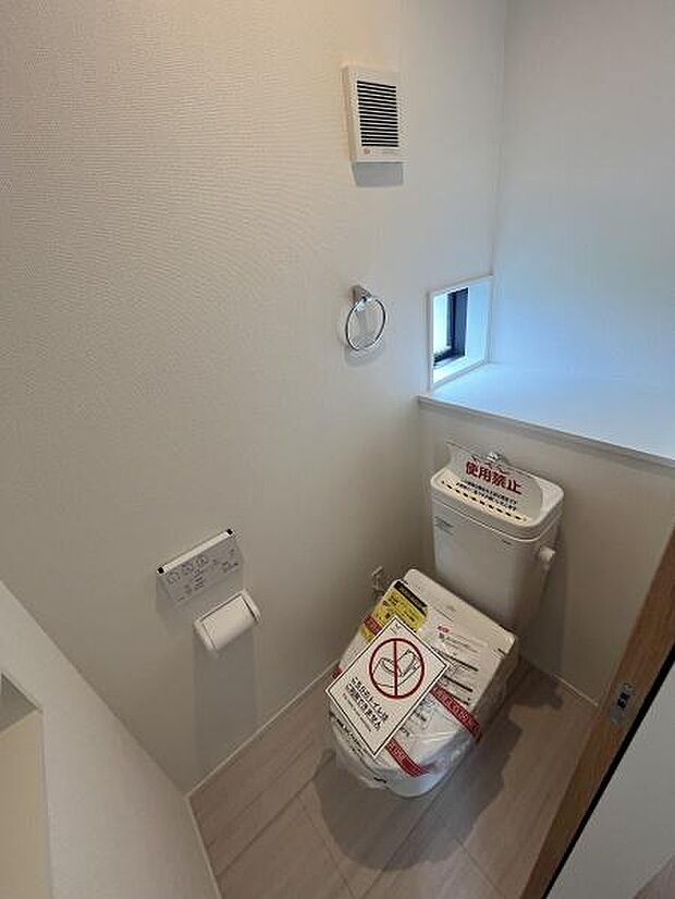 換気扇が設置されており空気の入れ替えも簡単に行えます。小窓から自然光が差し込み明るい印象です。シンプルなデザインでお手入れもしやすい空間です。