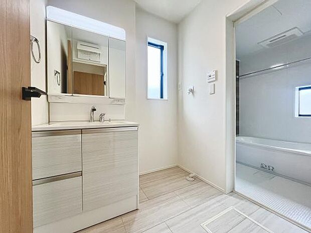 明るく清潔感のある洗面所です。窓があり通風性も配慮されています。収納スペースも充実しているので日用品もすっきり収まります。浴室への動線も良好です。広々とした空間設計が目を引きます。