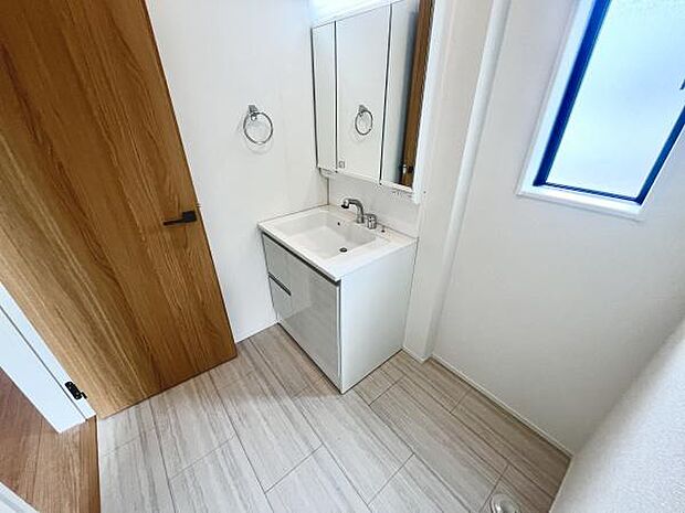 洗面台・洗面所は清潔感のあるホワイトを基調としたデザインです。広々としたスペースがあり圧迫感を感じにくいです。大きめの鏡が備わっているのも便利です。収納スペースも十分確保されています。