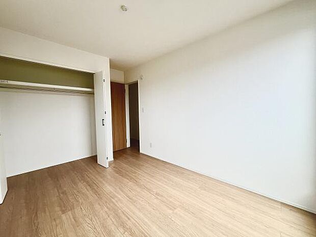 広々とした収納スペースが確保されており使いやすさが感じられます。室内全体が明るく木目調の床が印象的です。白を基調とした壁面で清潔感があります。無駄のないシンプルなつくりです。