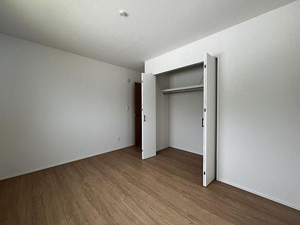 室内はナチュラルなフローリングが施され収納スペースも備わっています。収納扉は開閉しやすい設計です。部屋全体がシンプルで使いやすい雰囲気です。収納スペースがすっきりしています。