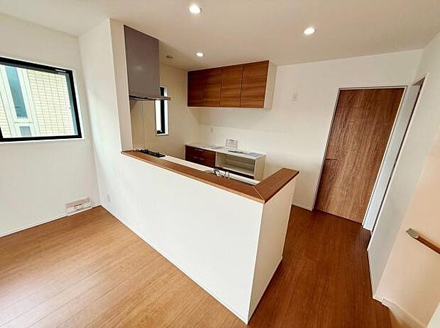 リビングは広々とした空間が広がり明るい日差しがたっぷり差し込みます。床は木目調であたたかみがあります。シンプルな内装がさまざまなスタイルに対応しやすいです。階段やキッチンへの動線もスムーズです。