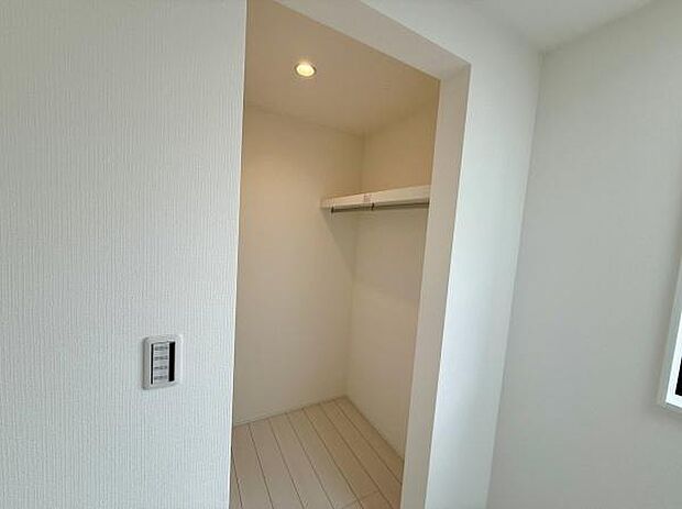 収納スペースが縦にしっかりと確保されています。棚は奥行きがあり幅も十分で様々なアイテムを整理しやすい設計です。