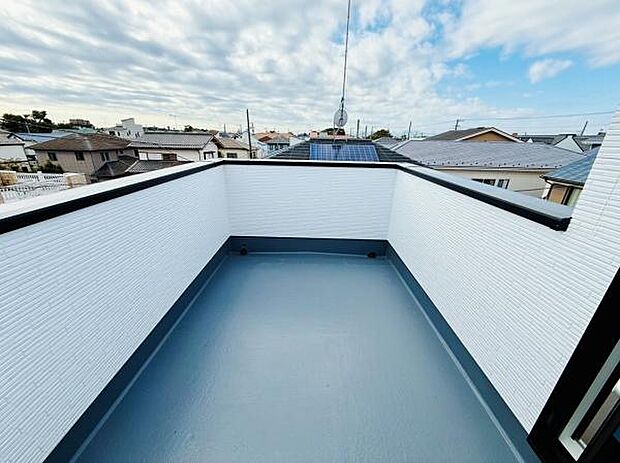 開放感のあるバルコニーが特徴的です。プライベートな空間を確保できる設計となっています。空が広く感じられる眺望もポイントです。周囲の住宅街の様子がよく見渡せます。壁の色合いが爽やかな雰囲気を演出します。