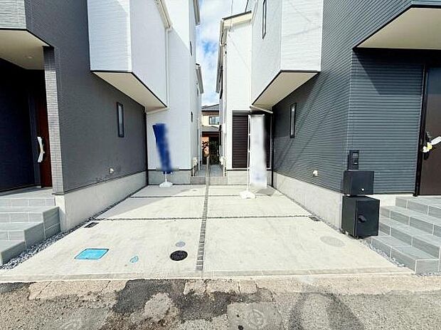 駐車場スペースが広く車の出し入れがしやすい設計です。コンクリート舗装で管理もしやすく安心してご利用いただけます。住宅に隣接しているため荷物の運搬も便利です。現地でご確認いただけます。