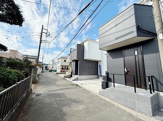 現地写真では建物が隣接する前面道路が広がり道幅もしっかり確保されています。周辺は住宅が整然と並び落ち着いた雰囲気が感じられます。前面道路からのアクセスも良好で車の出し入れもスムーズに行えそうです。