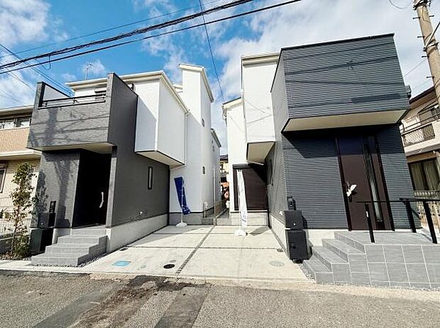 モダンな外観デザインが印象的な建物です。シンプルな配色で街並みに調和しています。ゆとりある駐車スペースが確保されています。清潔感のあるファサードが魅力的です。角度のある屋根が個性的な印象を与えます。