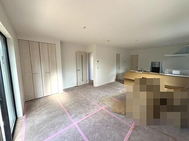 大きな窓があり明るい陽射しが差し込むリビングです。シンプルな内装で爽やかな雰囲気を楽しめます。収納スペースも確保されており実用性に優れています。開放感のある空間が広がります。