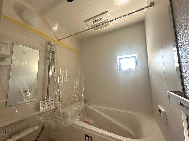 浴室には窓が設けられており採光や換気がしやすい仕様です。清潔感のある内装で使いやすい印象です。 バスタブは広めでリラックスできる空間になっています。シャワー付きで便利にご使用いただけます。