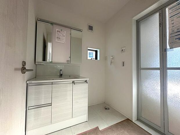 明るく清潔感のある洗面台が特徴です。収納スペースが豊富で使い勝手が良い印象です。窓からの自然光が差し込み室内が爽やかです。すっきりとしたデザインが魅力の洗面所です。