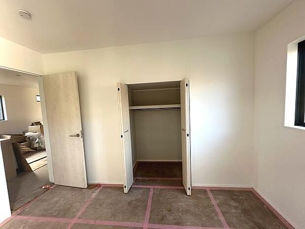 シンプルなデザインの収納スペースが設置されています。扉付きで中が見えないためすっきりとした印象を保てます。棚板もあり整理整頓がしやすい仕様です。収納内部も広々としています。