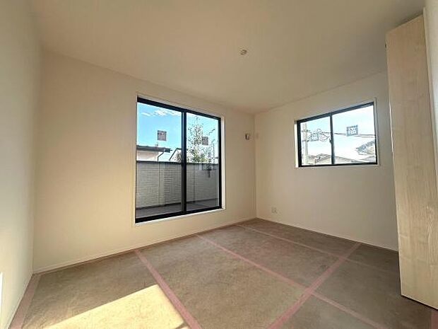 二面採光で明るさが広がる洋室です。開放感のある窓から自然の光が差し込みます。シンプルな内装で自由なレイアウトが楽しめます。清潔感のある空間が魅力です。落ち着いた雰囲気の洋室となっています。