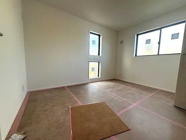 大きな窓から光が差し込む洋室です。レイアウトしやすい形状でさまざまな用途に対応できます。シンプルな内装で好みのインテリアにアレンジしやすい空間となっています。清潔感のある壁色も魅力です。