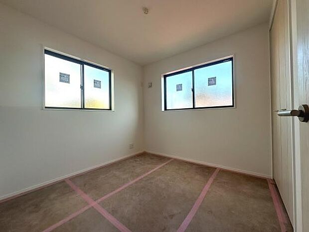 二面採光で室内が明るい印象です。シンプルな内装が様々なインテリアに合わせやすいです。収納スペース付きの洋室です。落ち着いた雰囲気の洋室が広がります。